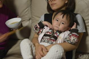 妈妈和女儿吃瓜